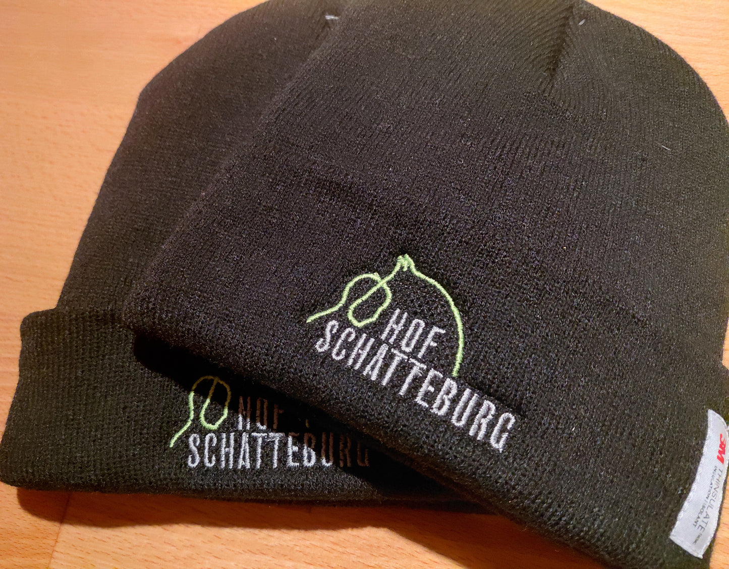 Schwarze Strickmütze – Warm, schlicht & voller Hofliebe